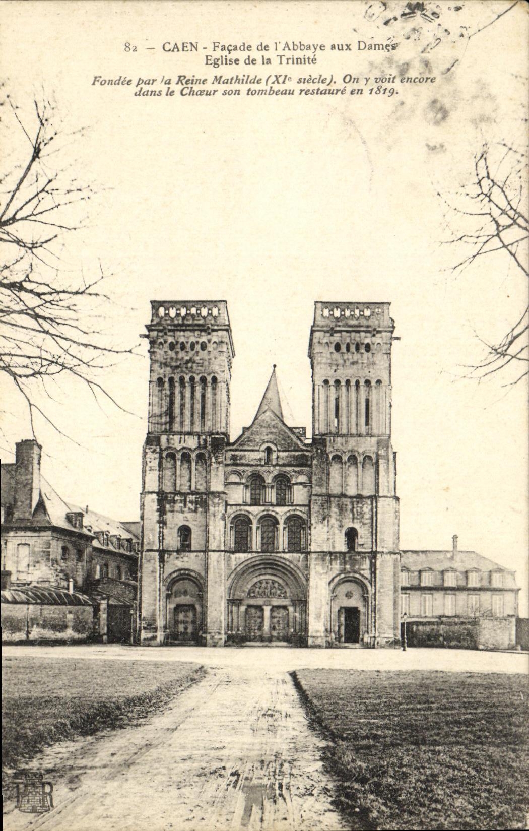 CPA Caen Facade de l Abbaye aux Dames Eglise de la Trinite