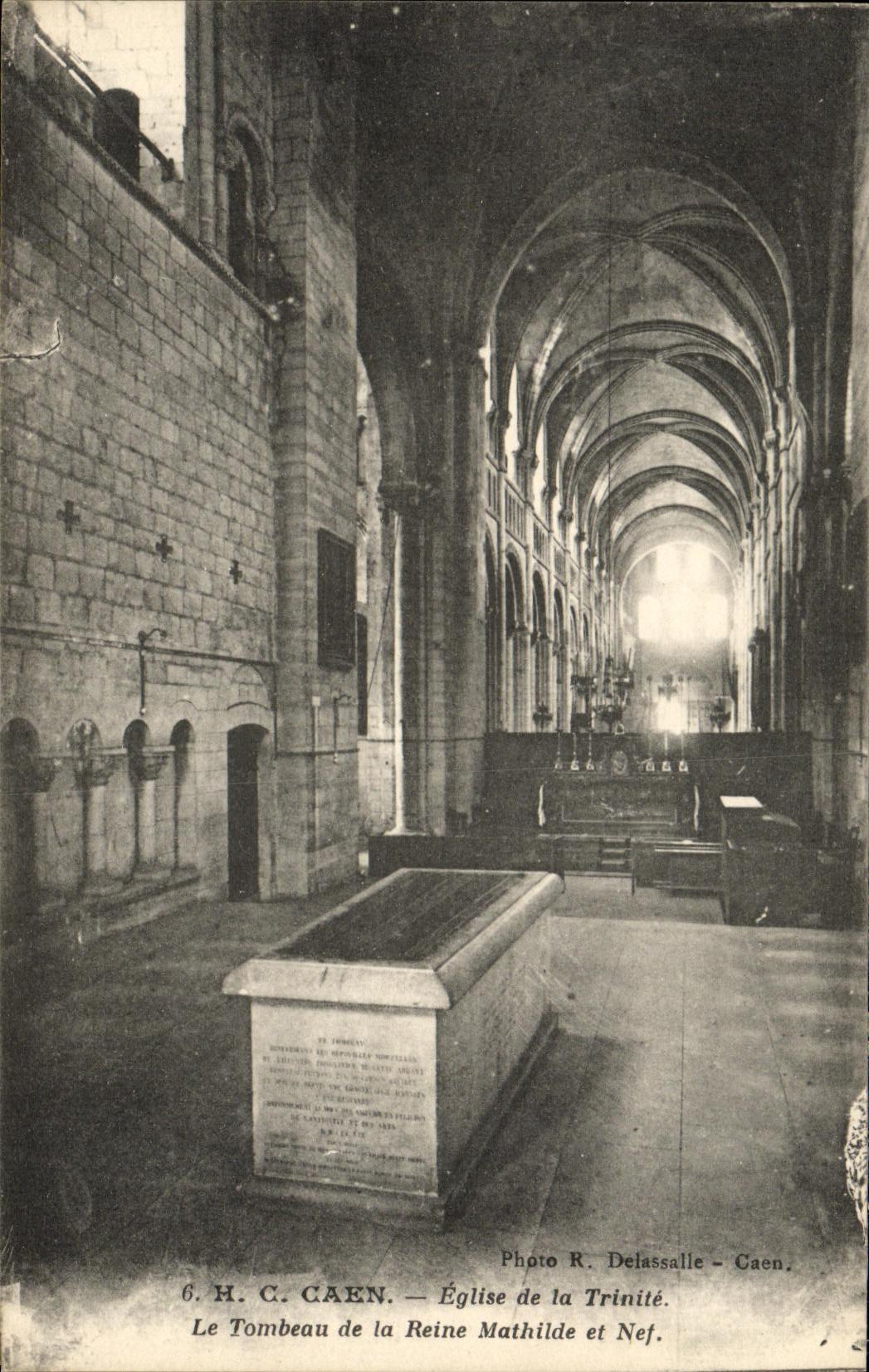CPA Caen Eglise de la Trinite Le Tombeau de la Reine Mathilde et Nef