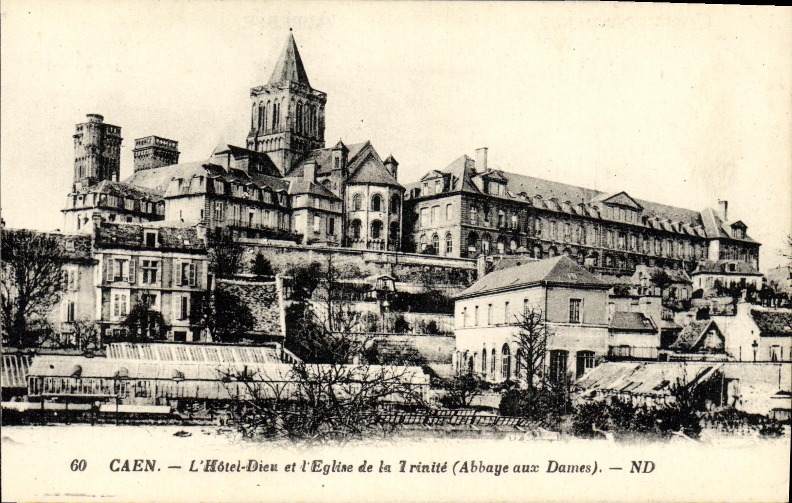 CPA Caen L Hotel Dieu et L Eglise de la Trinite Abbaye aux Dames
