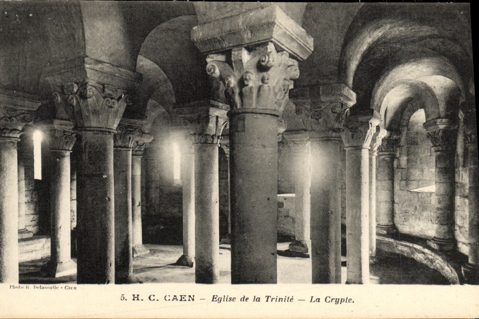 Caen — Église de la Trinité — La Crypte — Photo R. Delassalle