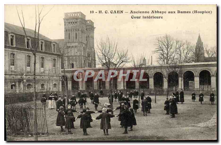 Caen — Ancienne Abbaye aux Dames (Hospice) — Cour intérieure — Photo Delcassé & Cie, Caen