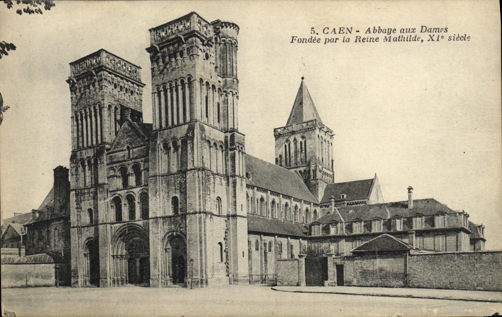 CPA Caen Abbaye aux Dames Fondee par la Reine Mathilde Xl e siecle