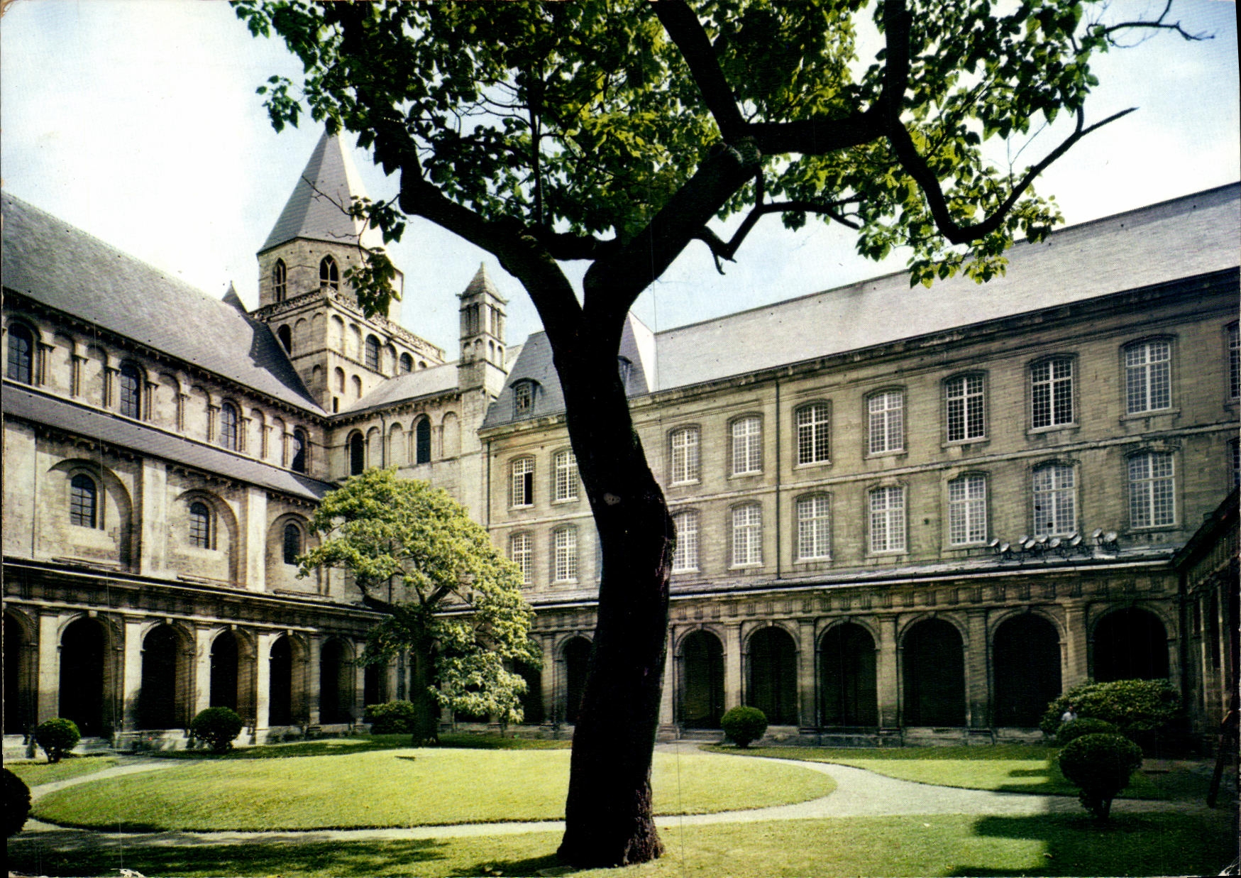 CPM Caen L Abbaye aux Hommes le cloitre la tour Lanterne