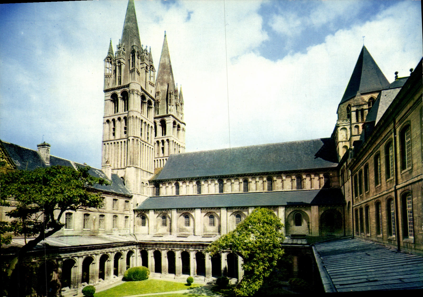 Caen (Calvados) — L'Abbaye aux Hommes : la cloître (XVIIe s.) et l'église abbatiale Saint-Etienne