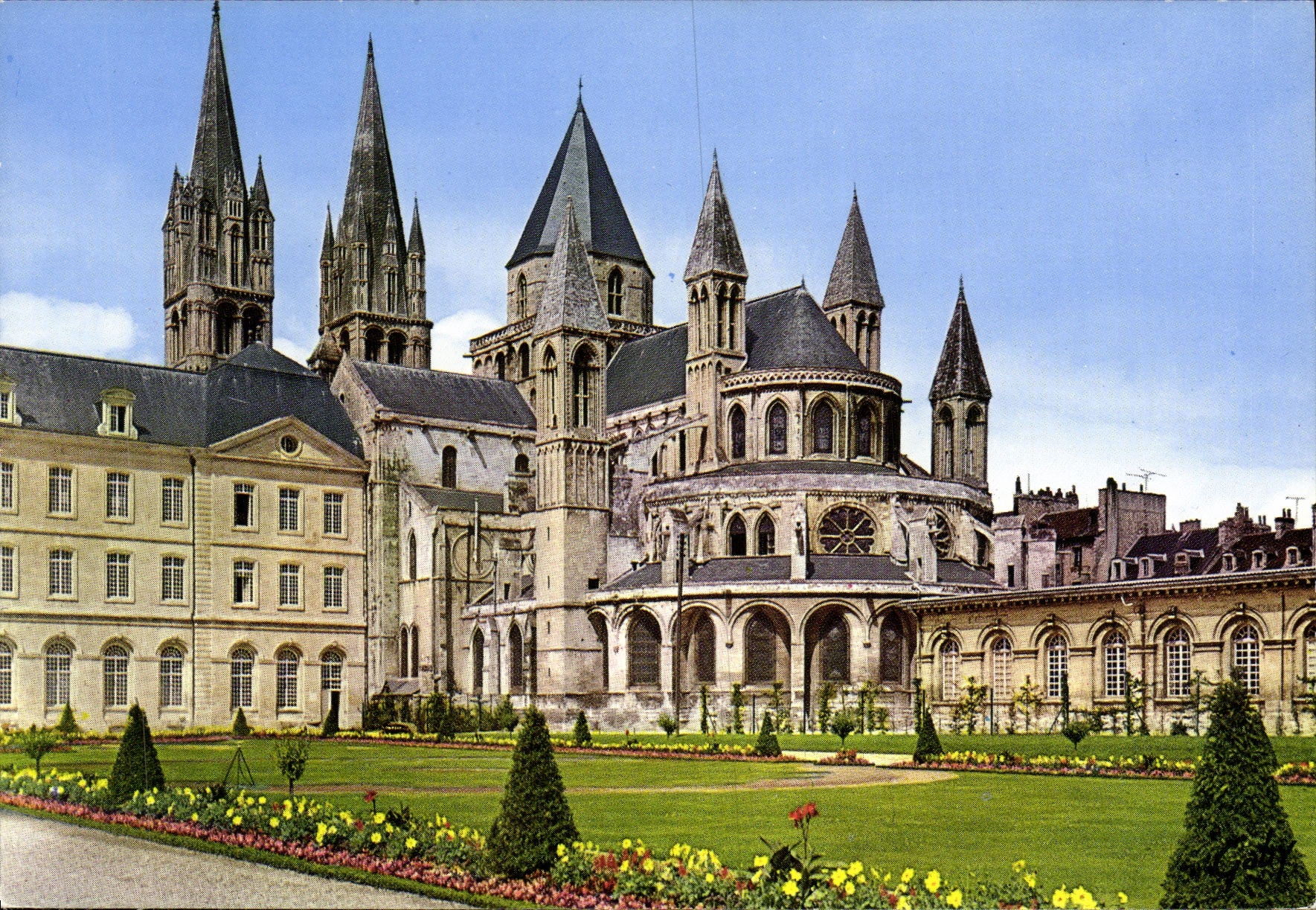 CPM Caen Abbaye aux Hommes Abside de l Eglise Saint Etienne et Jardins de la Mairie