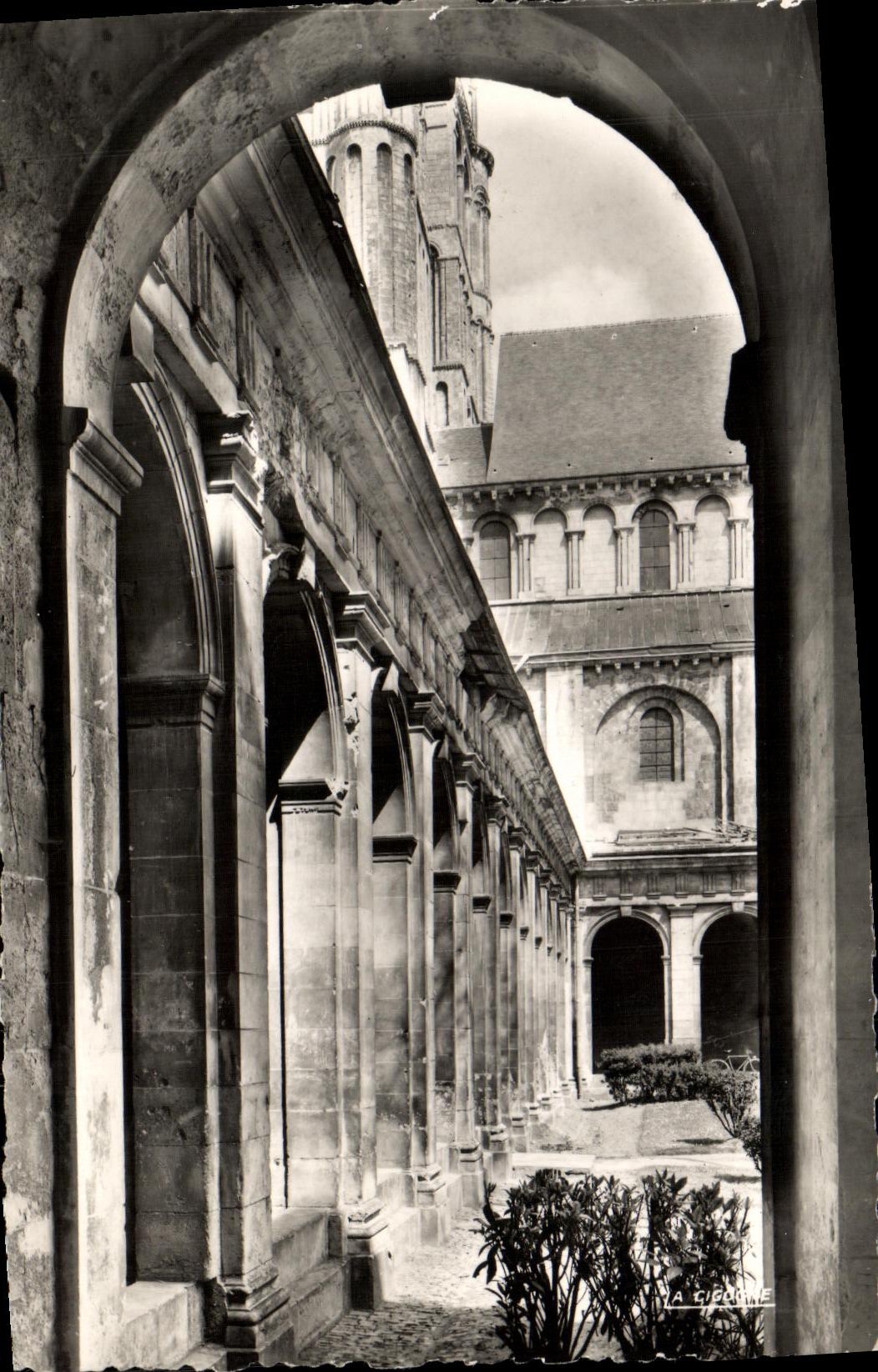 CPM Caen Cour interieure de l Abbaye aux hommes 