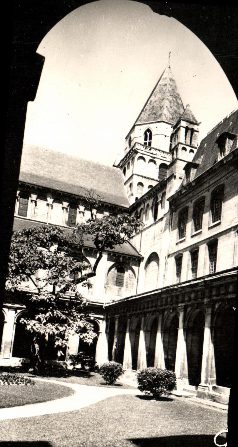 CPM Caen Cloitre de l Abbaye aux Hommes