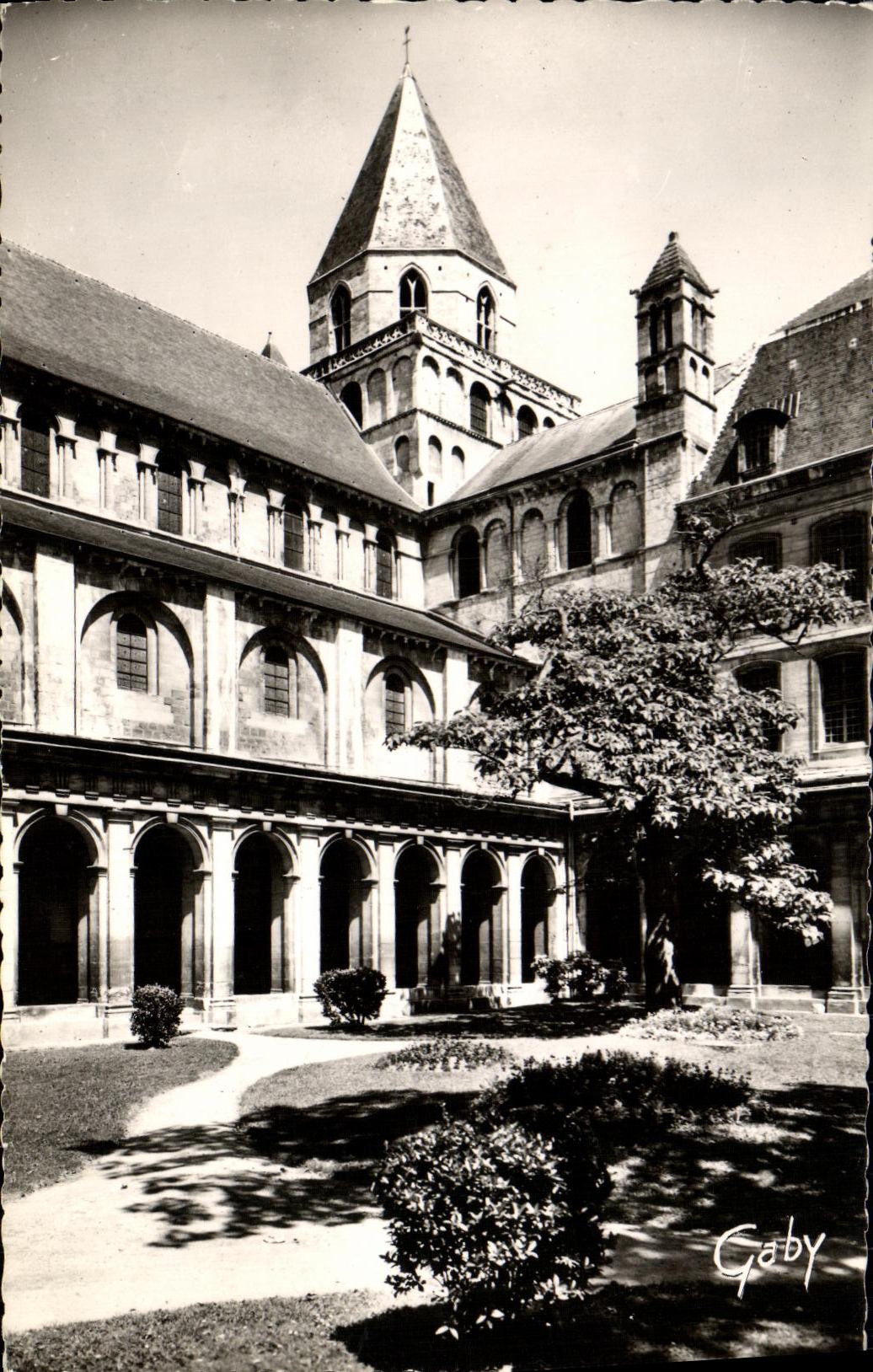 CPM Caen Cloitre de l Abbaye aux Hommes