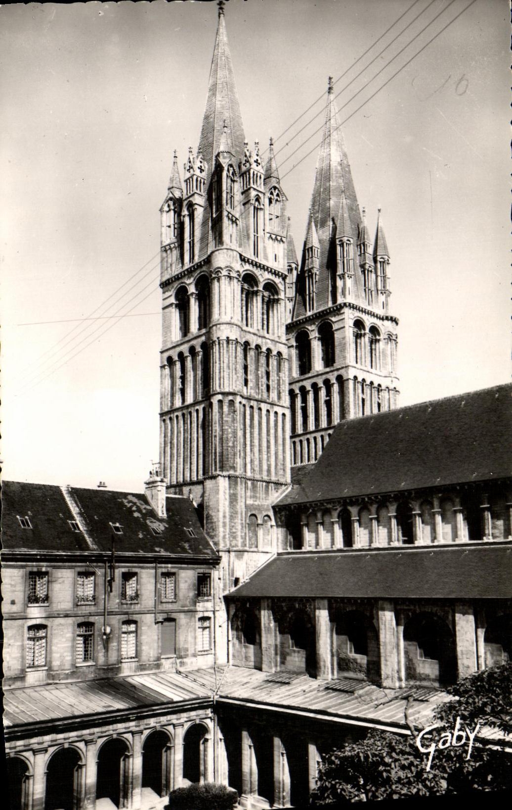 CPM Caen Eglise Abbatiale Saint Etienne Tour et Fleches vues du Cloitre de l Abbaye aux Hommes