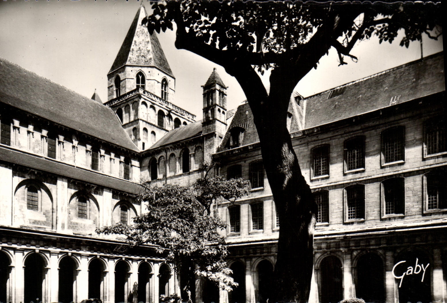 CPM Caen Cloitre de l Abbaye aux Hommes 