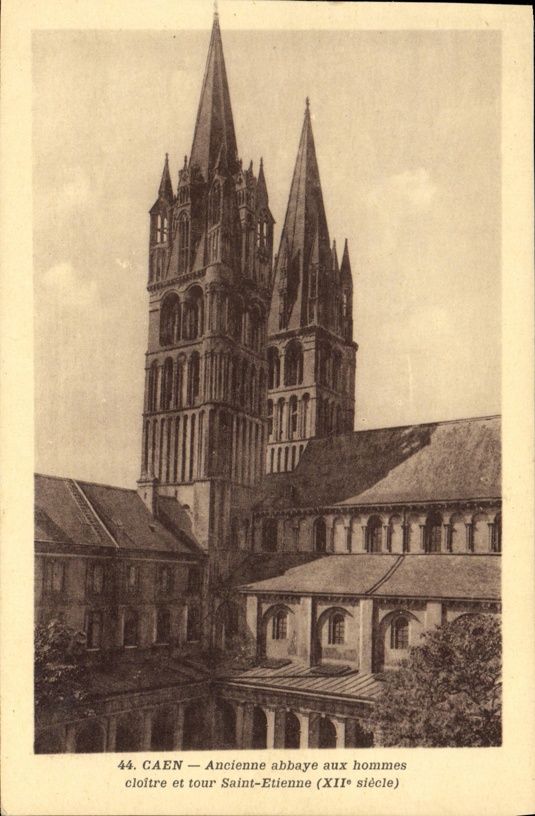 CPA Caen Ancienne Abbaye aux Hommes Cloitre et tour Saint Etienne