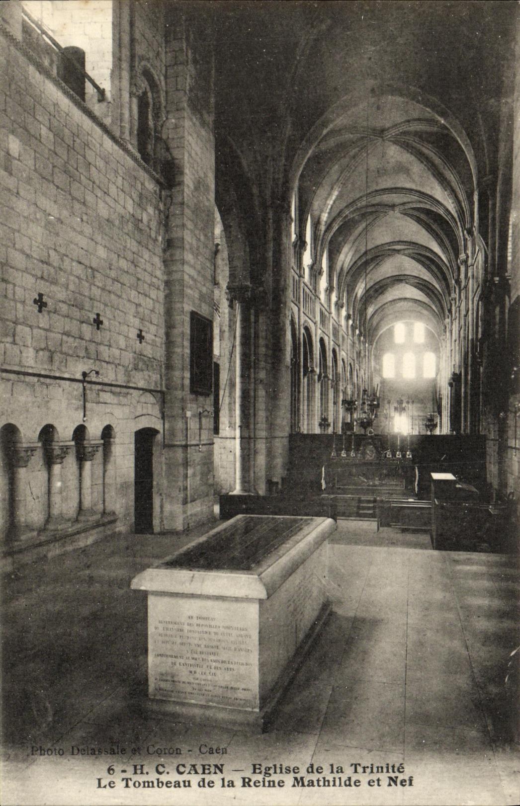 CPA Caen Eglise de la Trinite Le Tombeau de la Reine Mathilde et nef