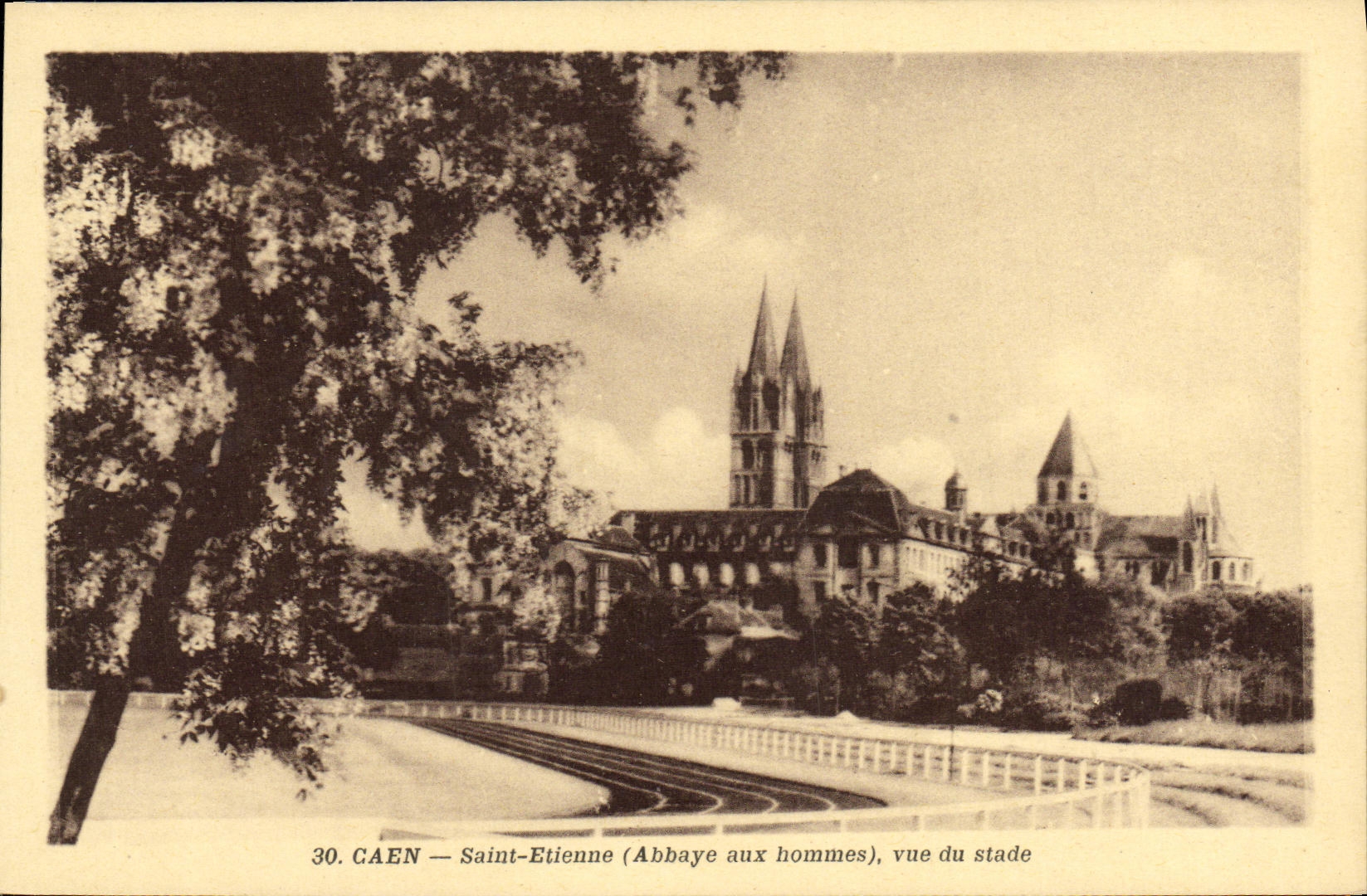 CPA Caen Saint Etienne Abbaye aux hommes Vue du stade
