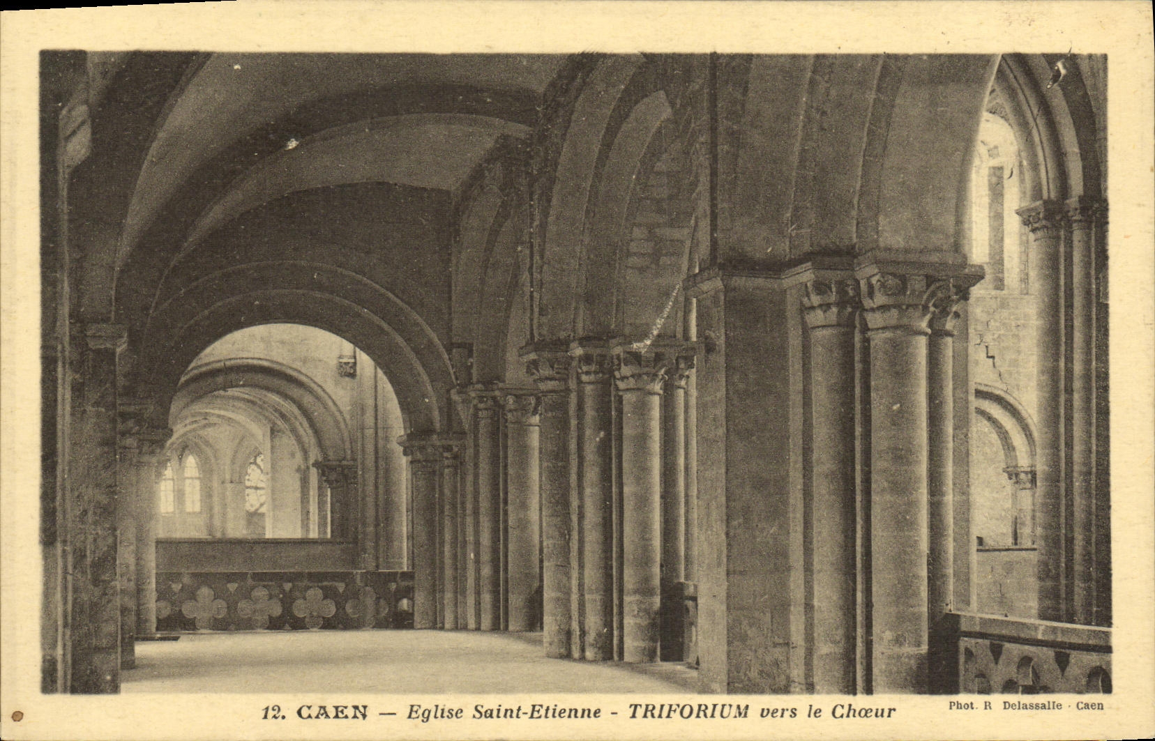 Caen — Kirche Saint-Étienne — Triforium zum Chor — Fot. R Delassalle