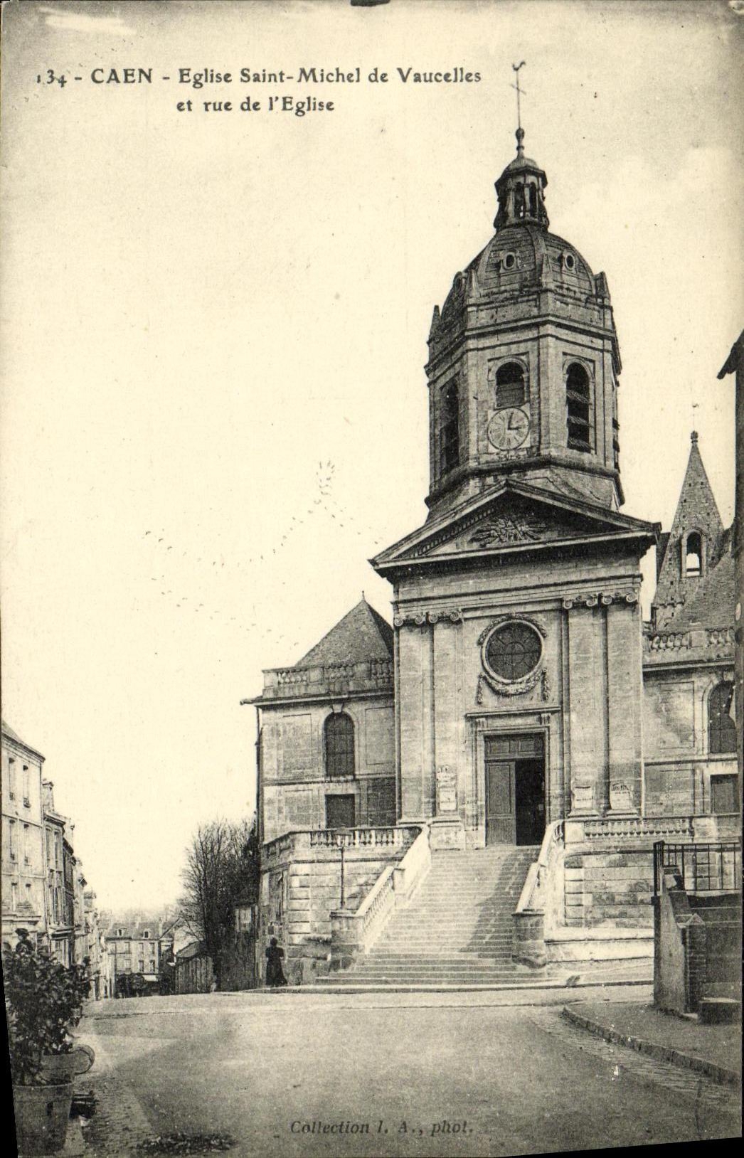 CPA Caen L Eglise Saint Michel de Vaucelles et rue de l eglise