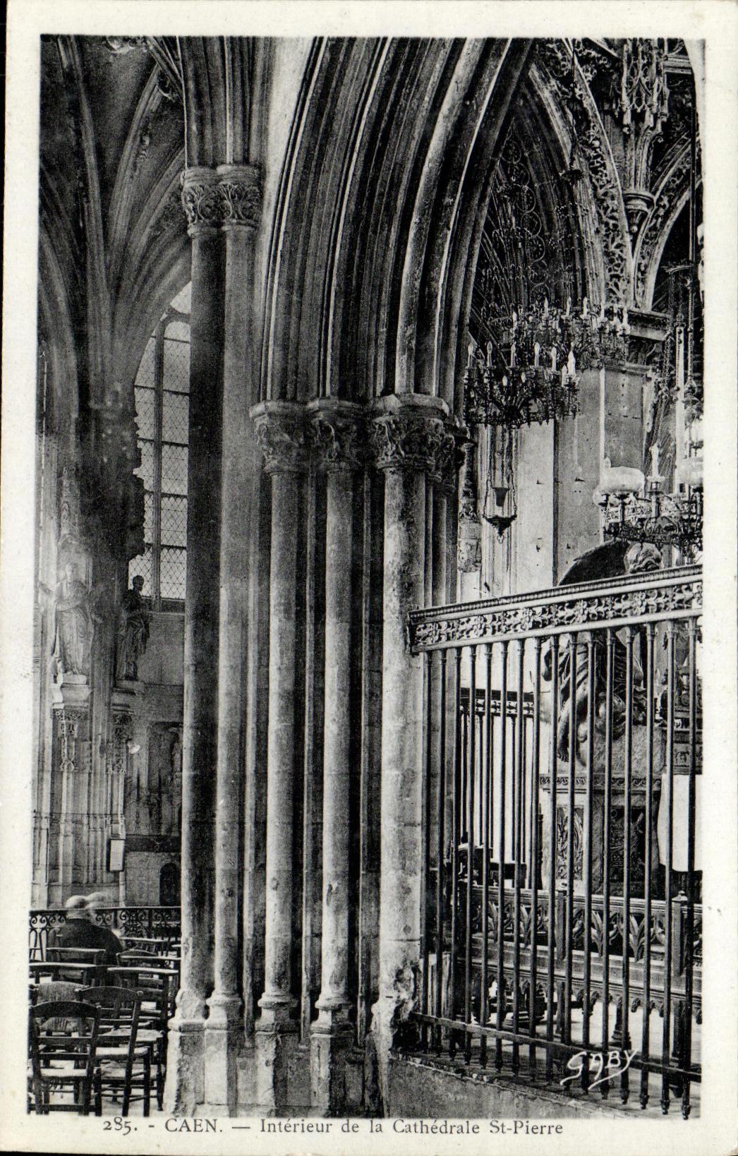 CPA Caen Interieur de la Cathedrale St Pierre