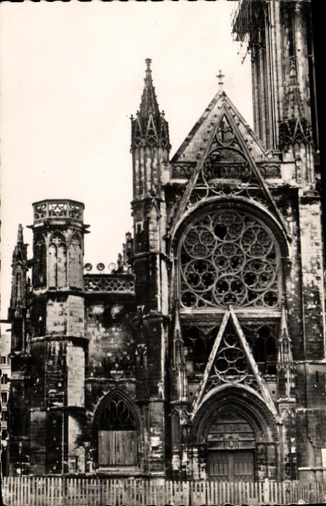 CPM Caen Facade de l Eglise Saint Pierre