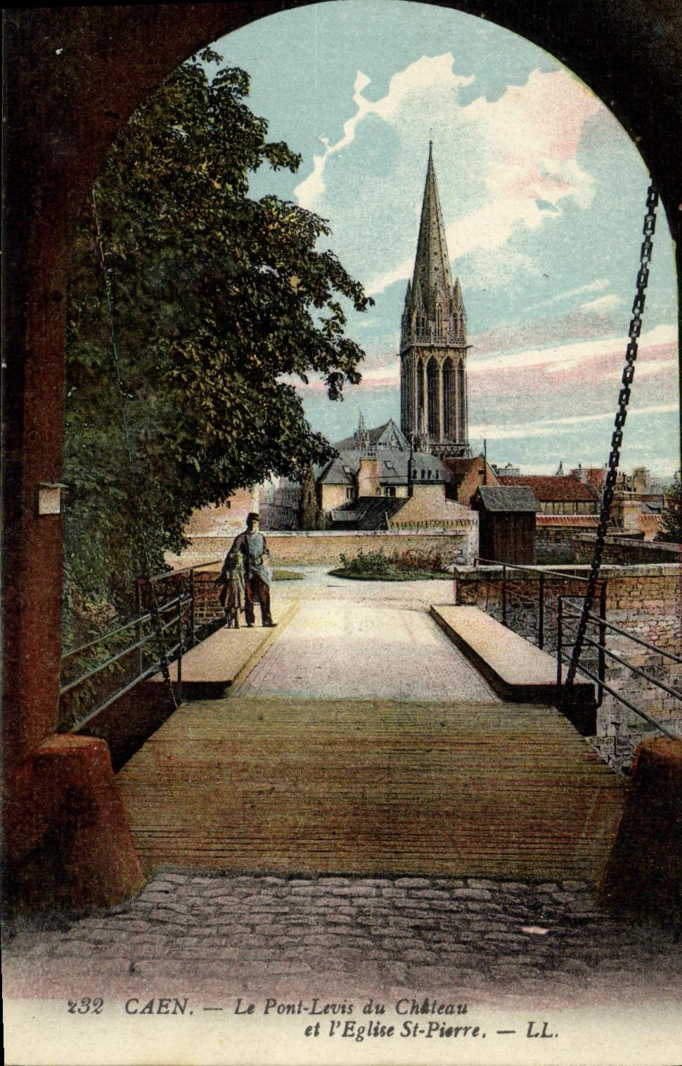 CPA Caen Le Pont Levis du Chateau L Eglise Saint Pierre 