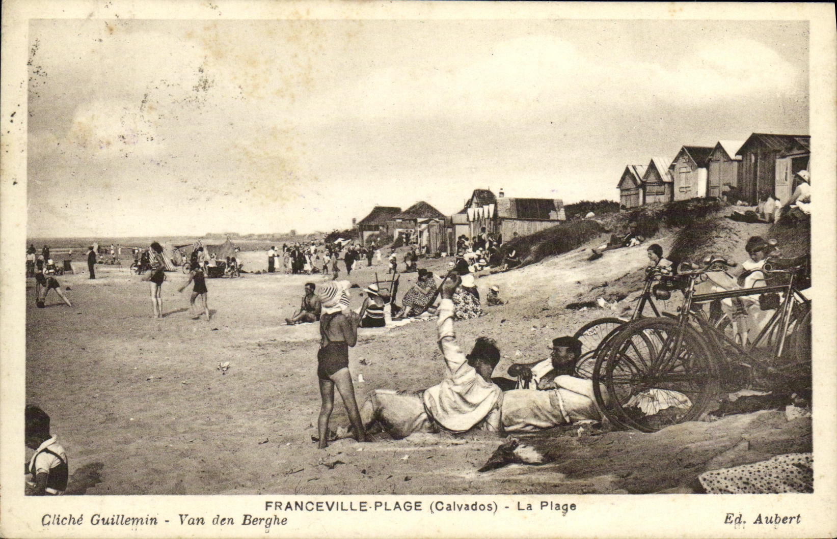 Franceville-Plage (Calvados) - La Plage — Cliché Guillemin - Van den Berghe, Ed. Aubert
