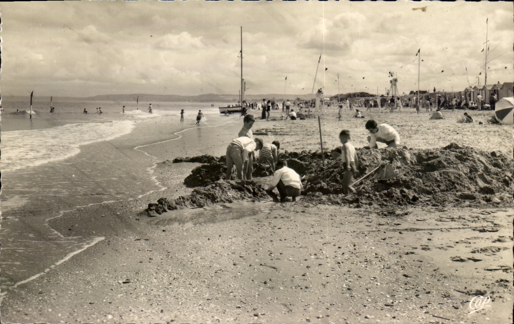 Enfants jouant au sable — plage de Franceville — éditeur C.A.P. n° 1562