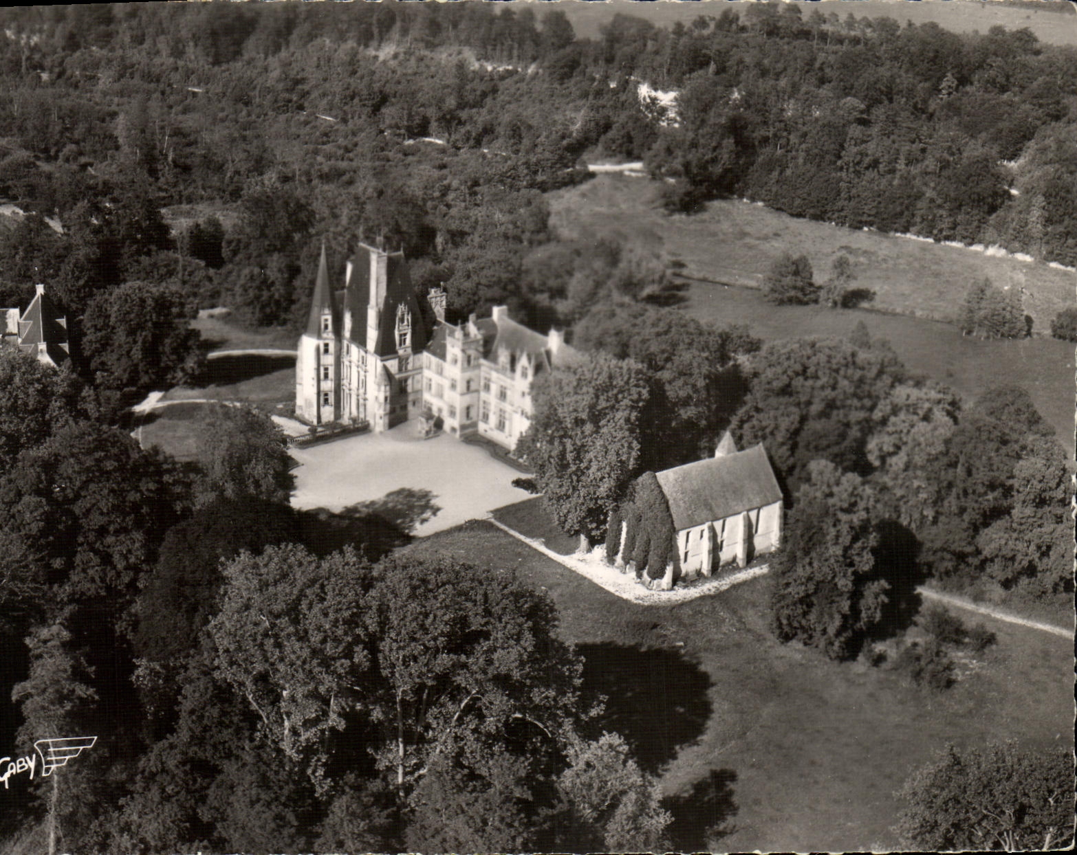 Fontaine-Henry (Calvados) — Le Château et la Chapelle — Éditeur Gaby