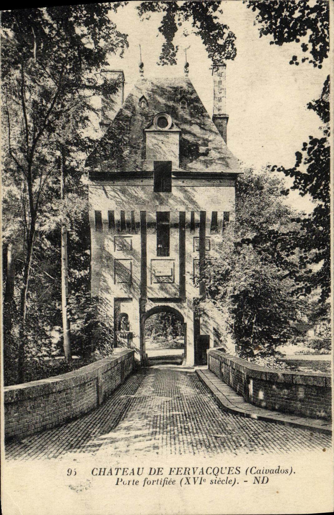 CPA Chateau de Fervaques Porte fortifiee