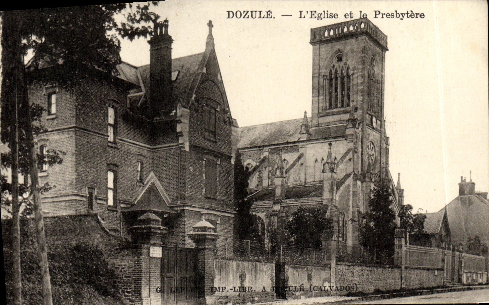 Dozulé — L'Église et le Presbytère — G. Leffler, imprimeur-libraire à Dozulé (Calvados)