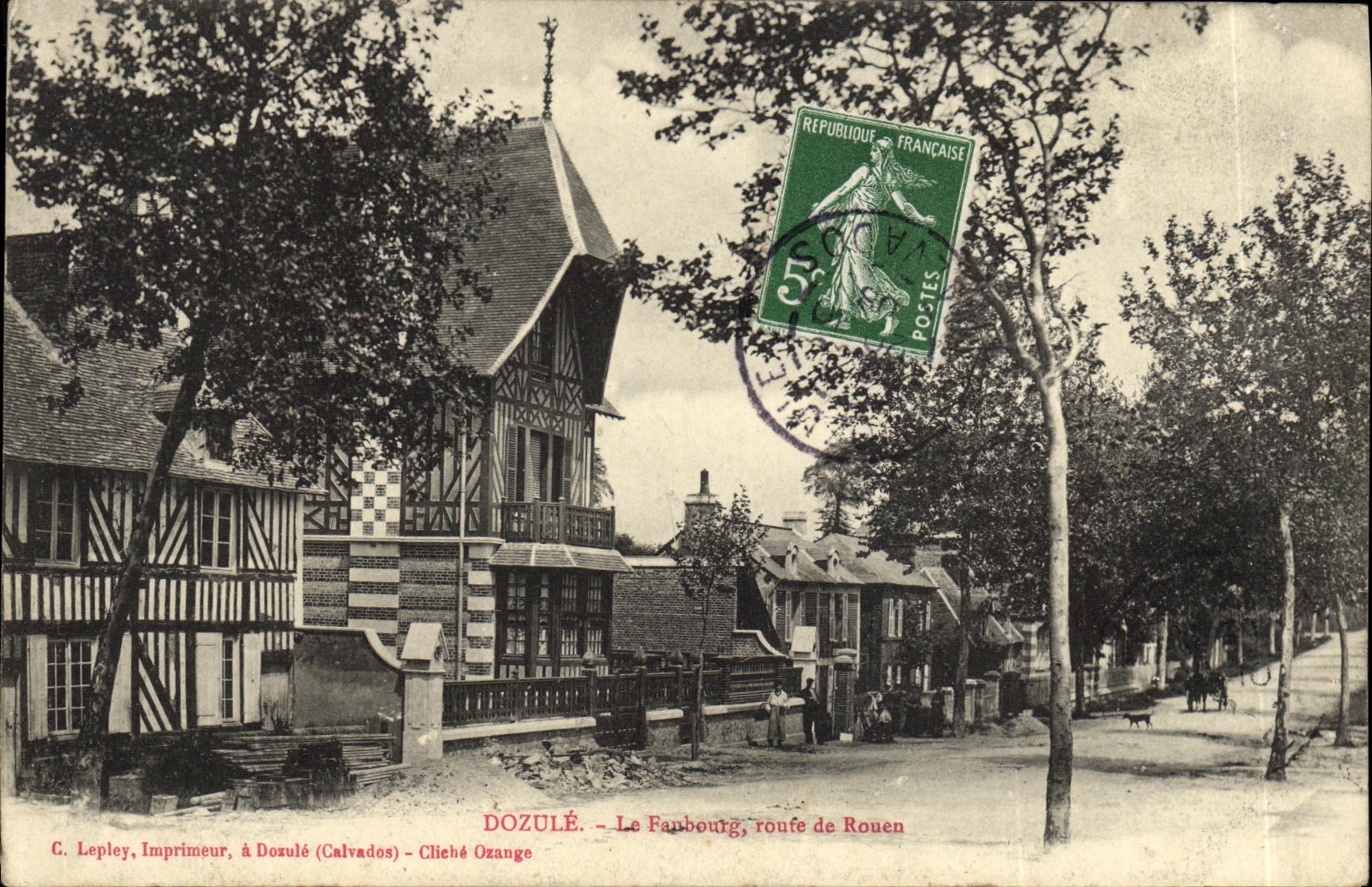 CPA Dozule Le Faubourg route de Rouen