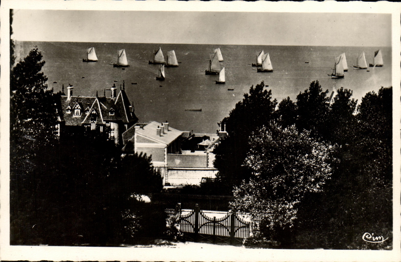 CPM Grandcamp les Bains Panorama vue sur la mer Sortie des bateaux de peche