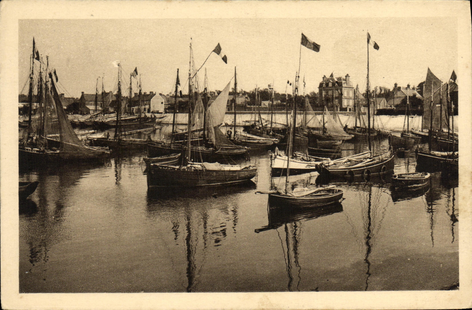 Grandcamp-les-Bains — Les Barques dans le Port — A. Dubosq, éditeur