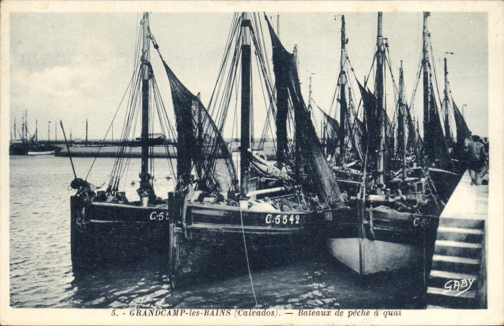 CPA Grandcamp les Bains Bateaux de peche a quai