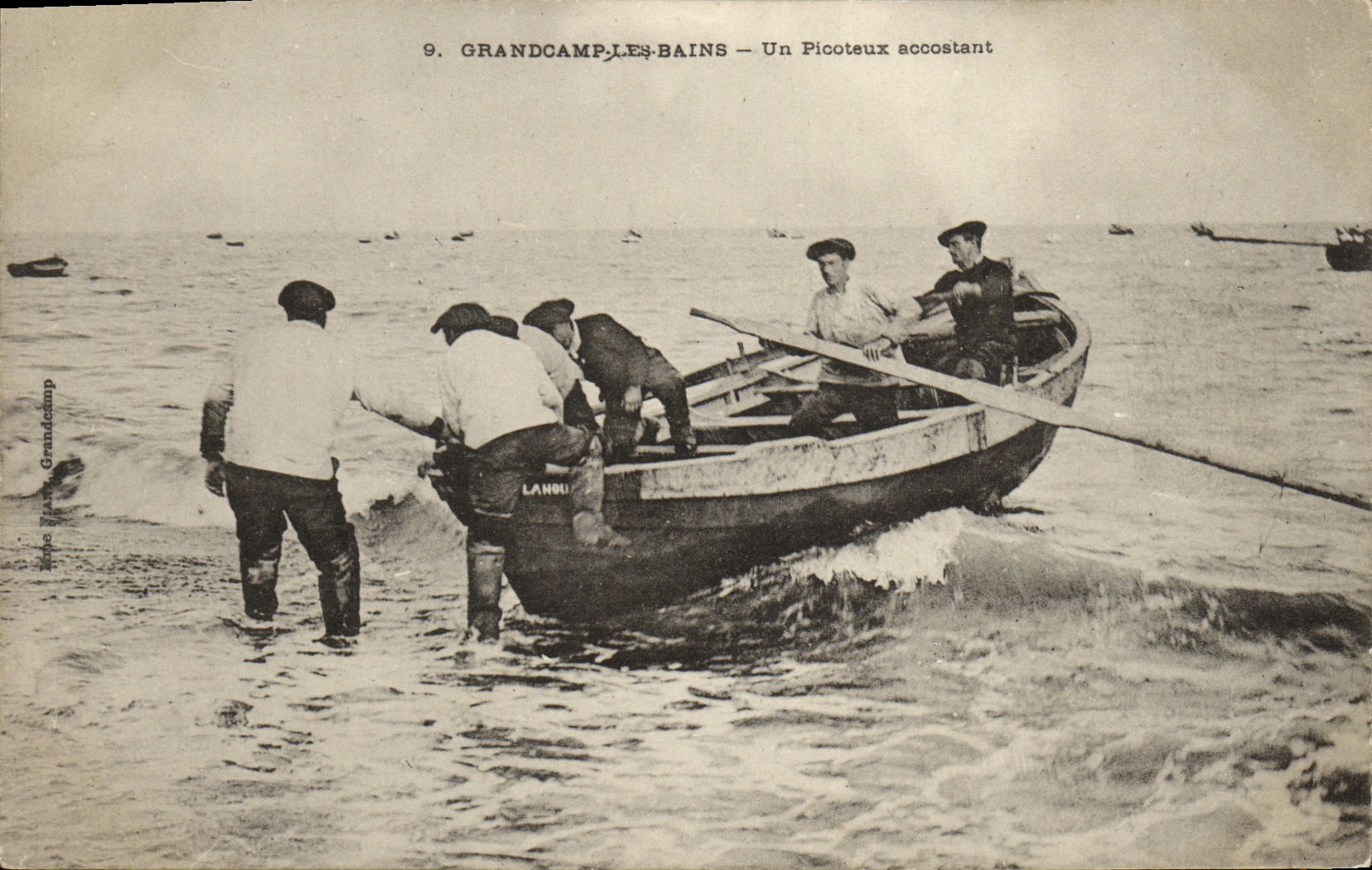 CPA Grandcamp les Bains Un Picoteaux accostant Bateau