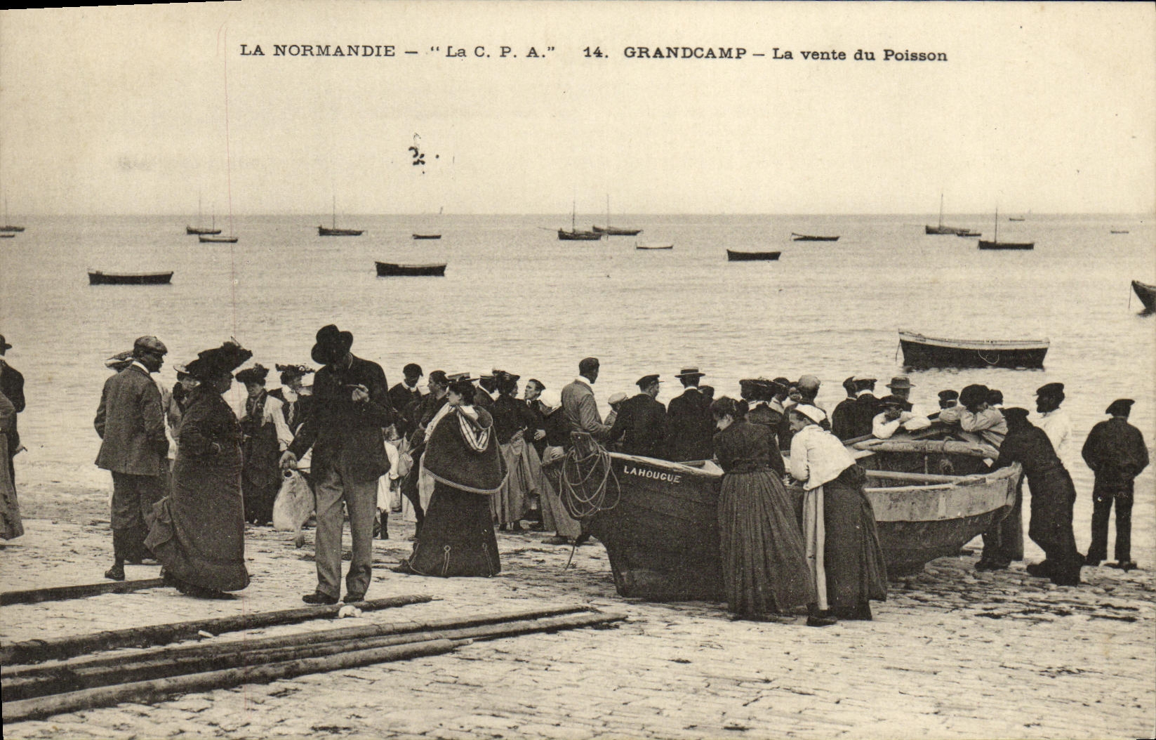 Grandcamp — La vente du Poisson — La C.P.A. n°14