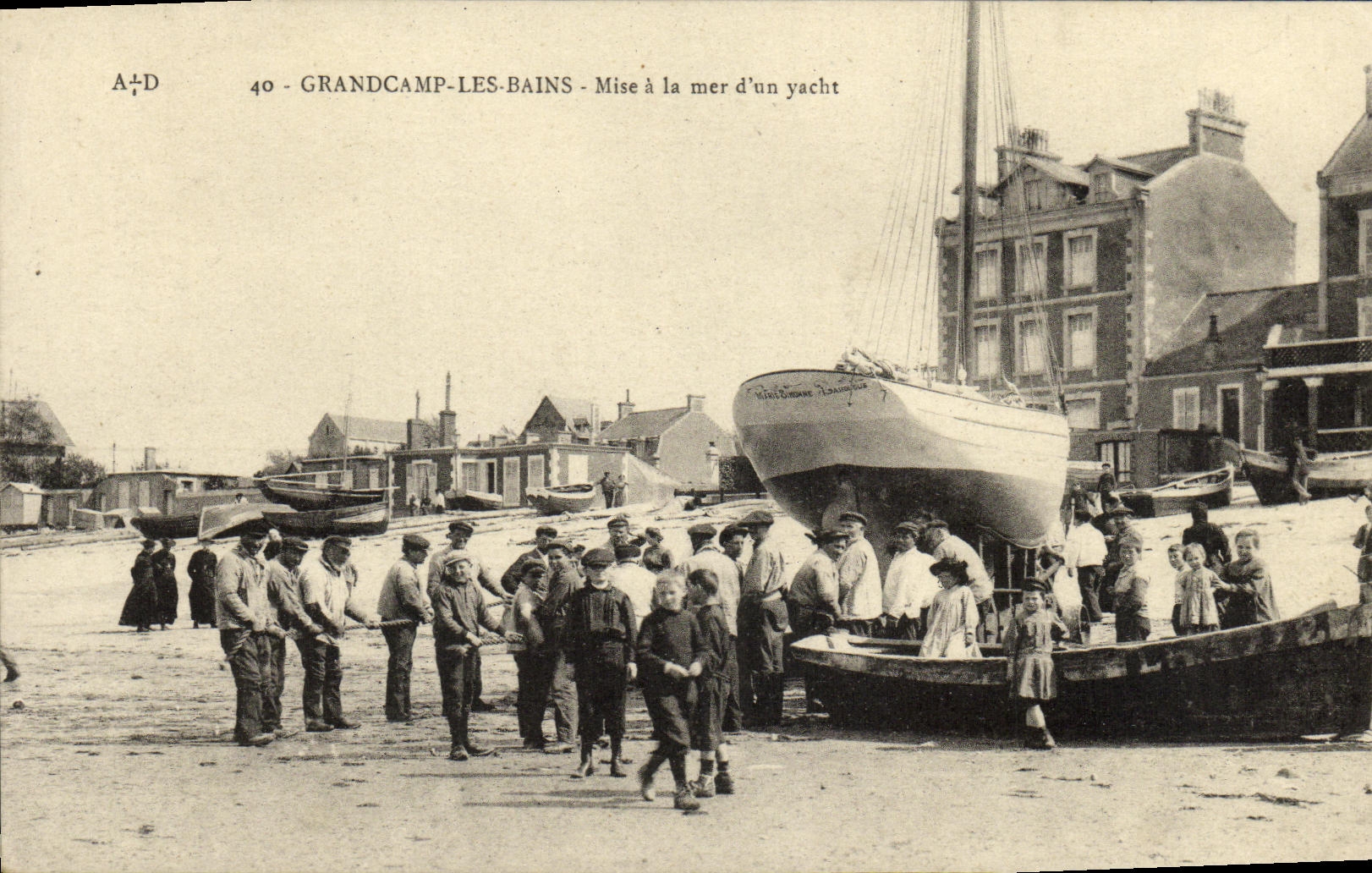 CPA Grandcamp les Bains Mise a la mer d un yacht Bateau