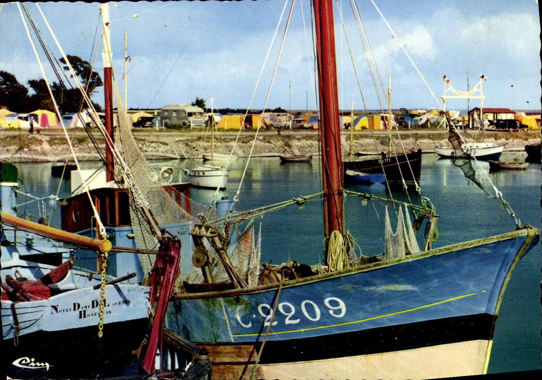Port de pêche à Grandcamp-les-Bains — bateaux de pêche et camping — éditeur CIM
