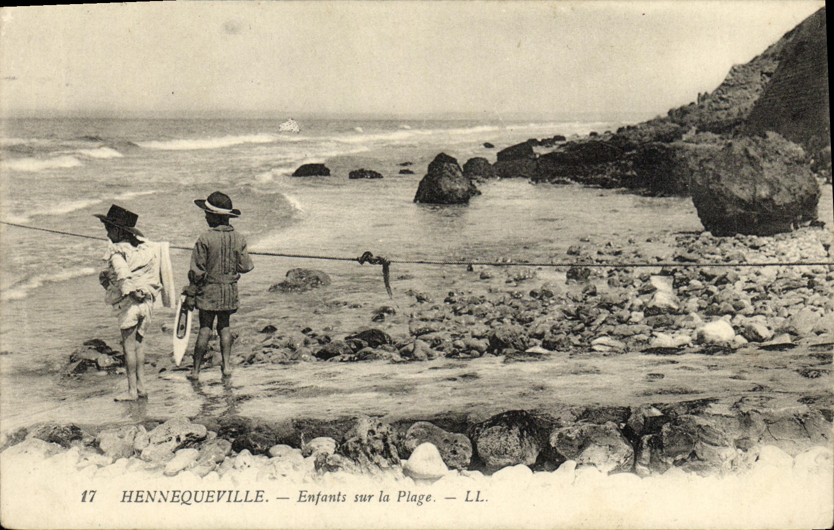 CPA Hennequeville Enfants sur la Plage