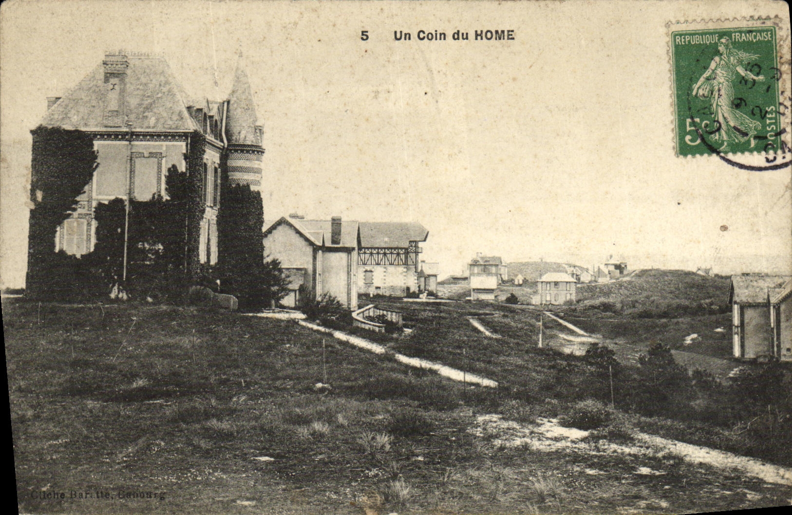 Ein Eck des HOME — Ansicht eines Hauses mit Turm und Landschaft — Cliche Barthe, Canourgu