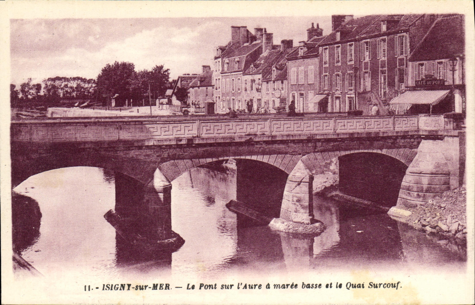 CPA Isigny sur Mer Le Pont sur L Aure a Maree Basse et le Quai Surcouf
