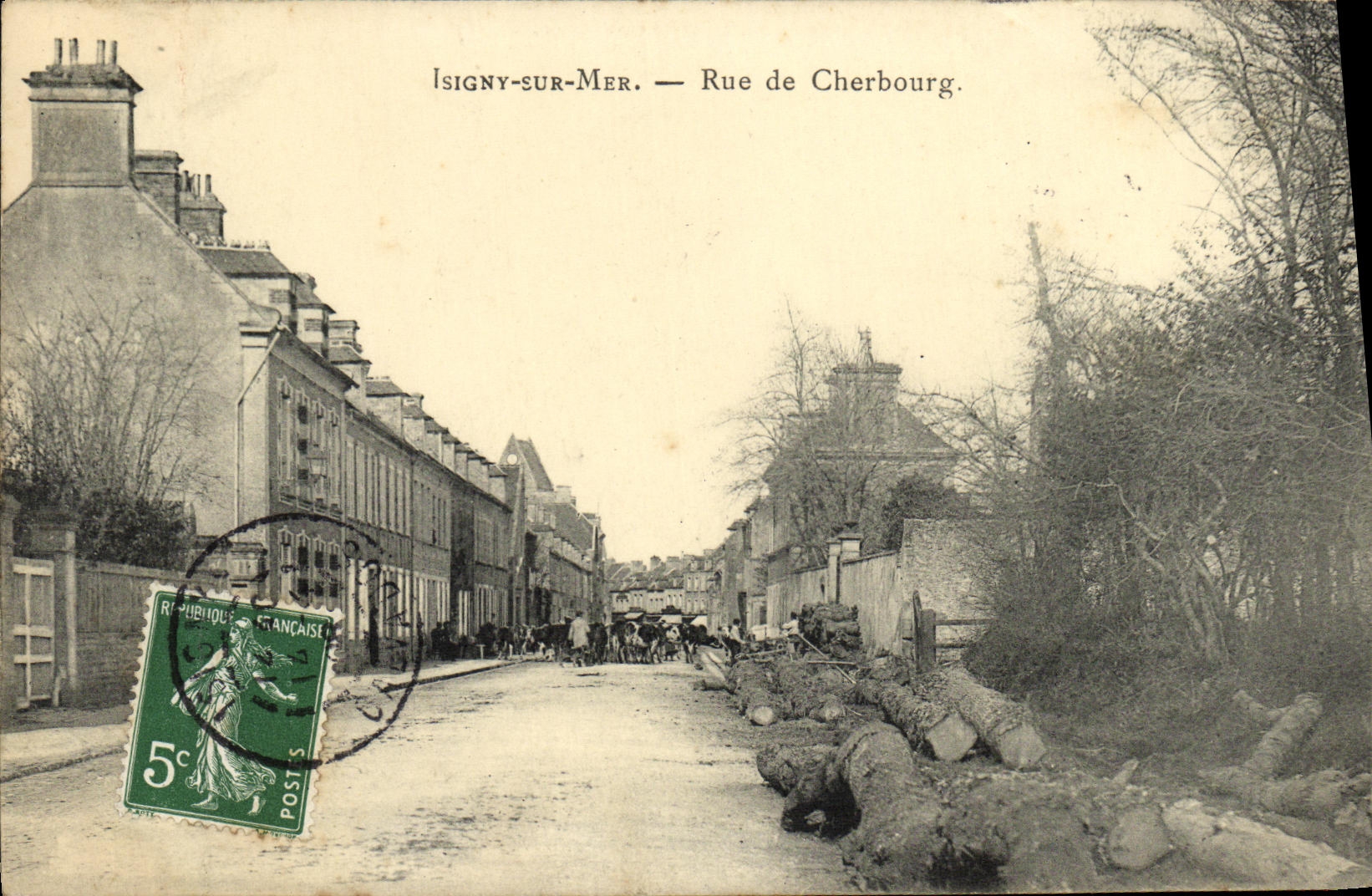 CPA Isigny Sur Mer Rue de Cherbourg Vaches