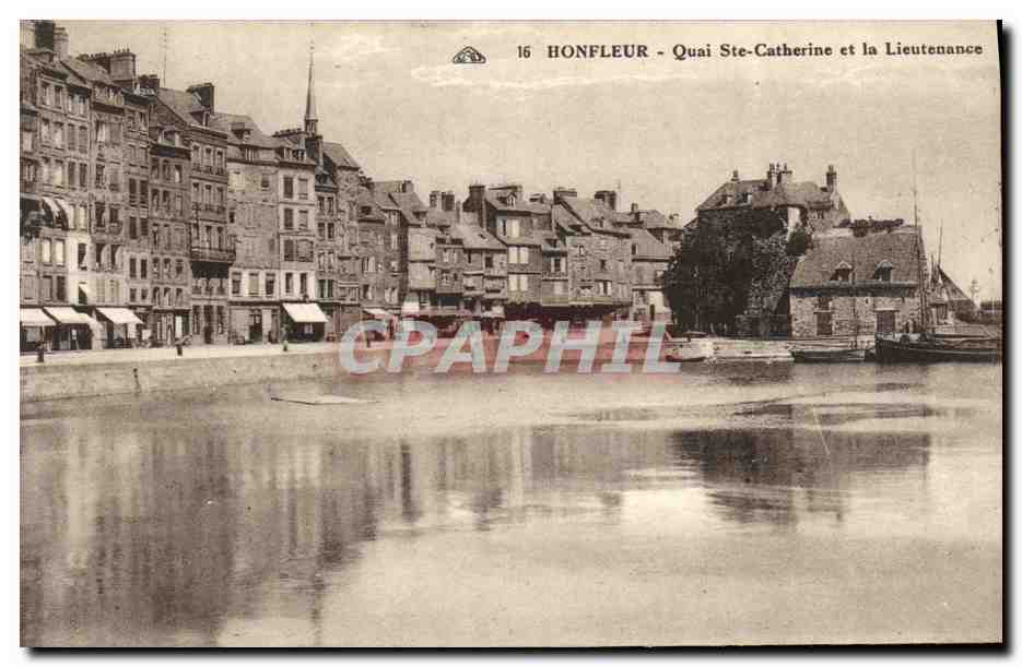 CPA Honfleur Le Quai Ste Catherine et la Lieutenance