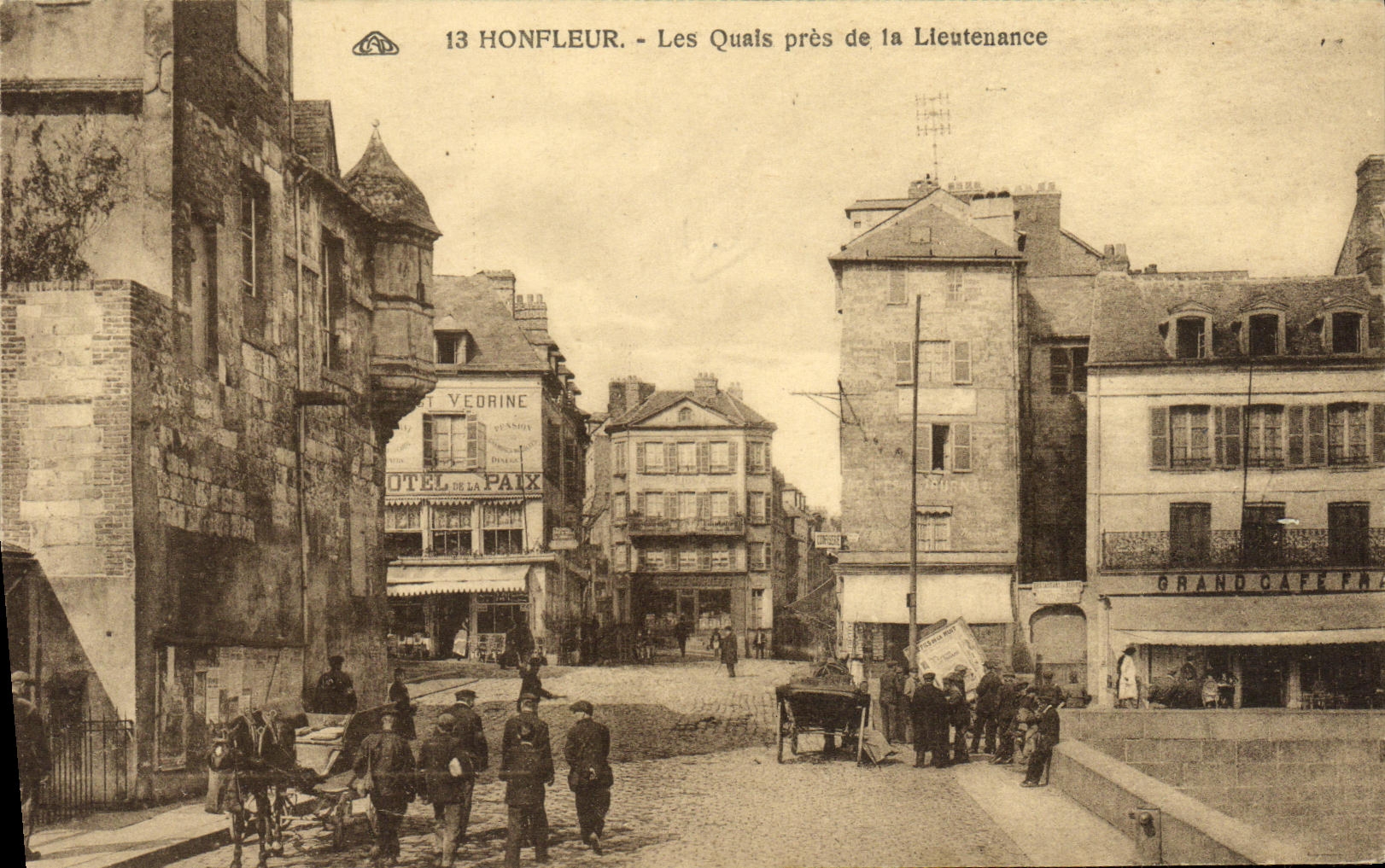 CPA Honfleur Les quais pres de la Lieutenance