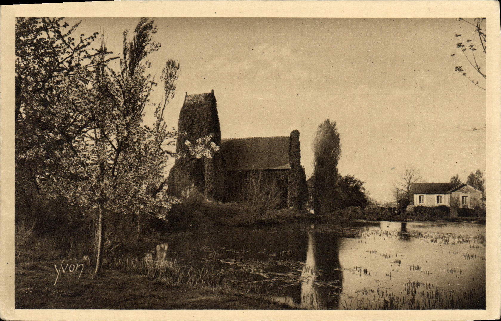 Vieux Manoir sur la Côte de Grâce — Route de Honfleur à Trouville — Édition Yvon