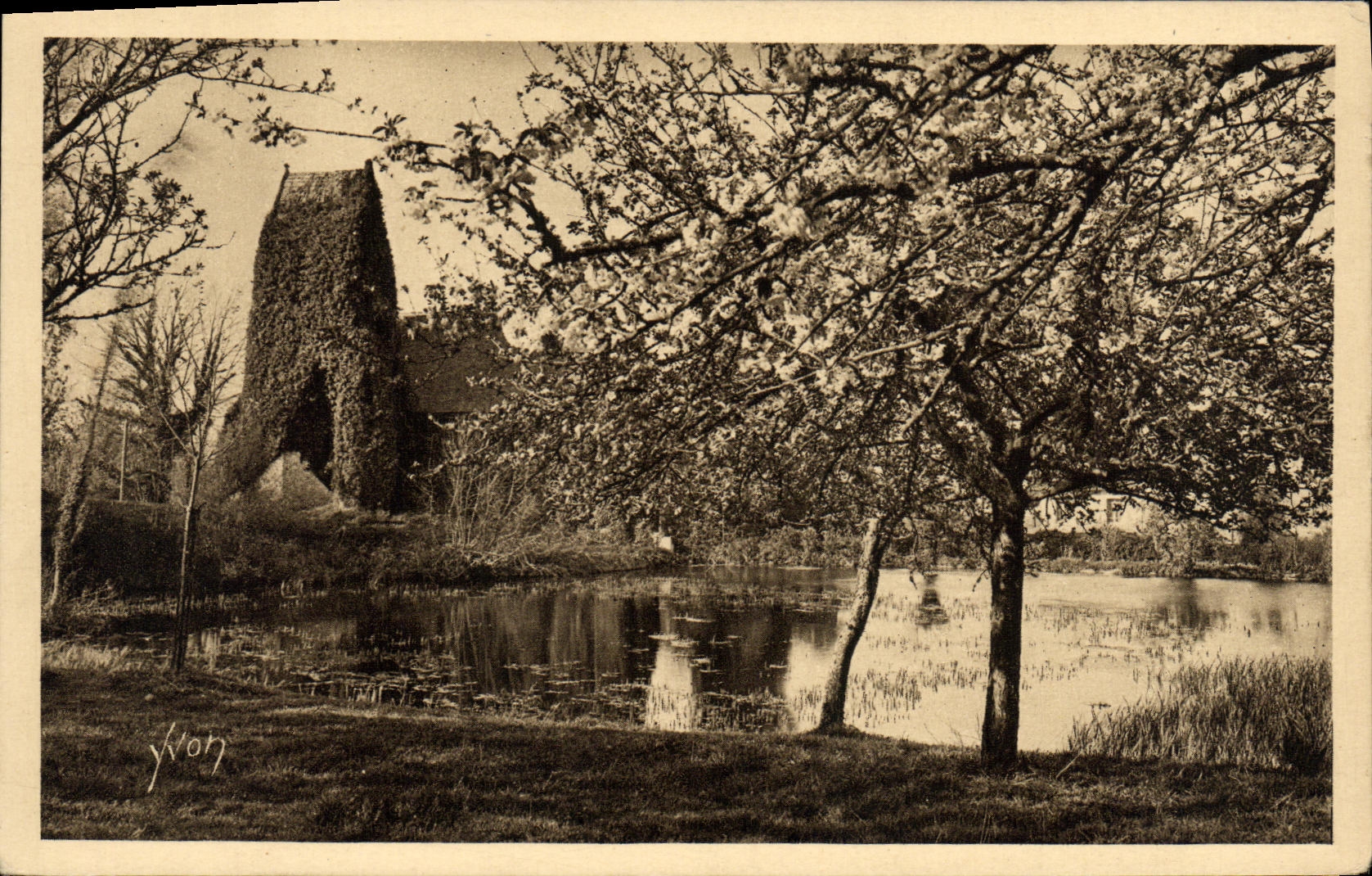 Vieux Manoir sous les pommiers en fleurs — Côte de Grâce - Route de Honfleur à Trouville — Édition d'Art YVON