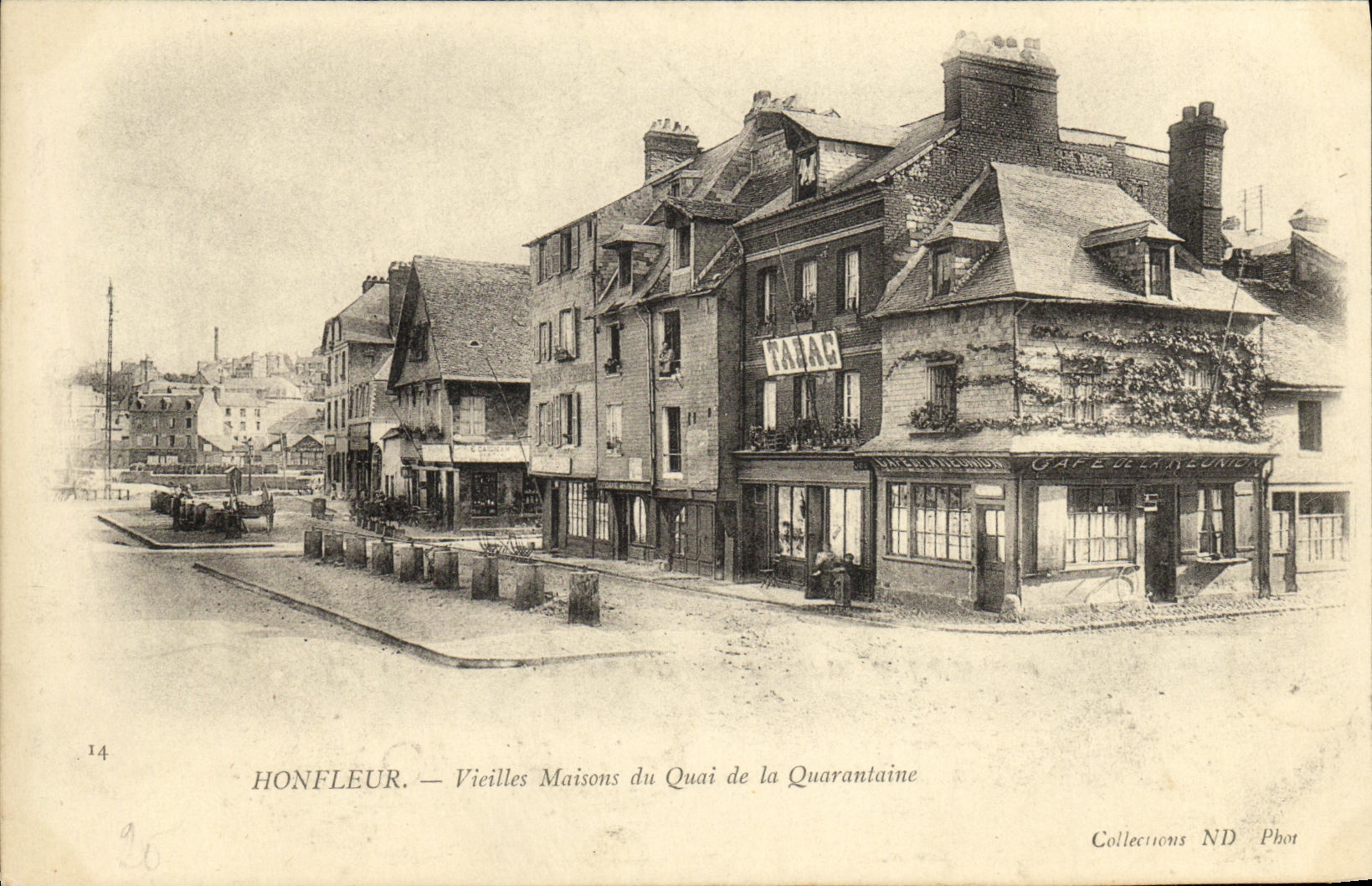 CPA Honfleur Vieilles Maisons du Quai de la Quarantaine Cafe de la Reunion Tabac