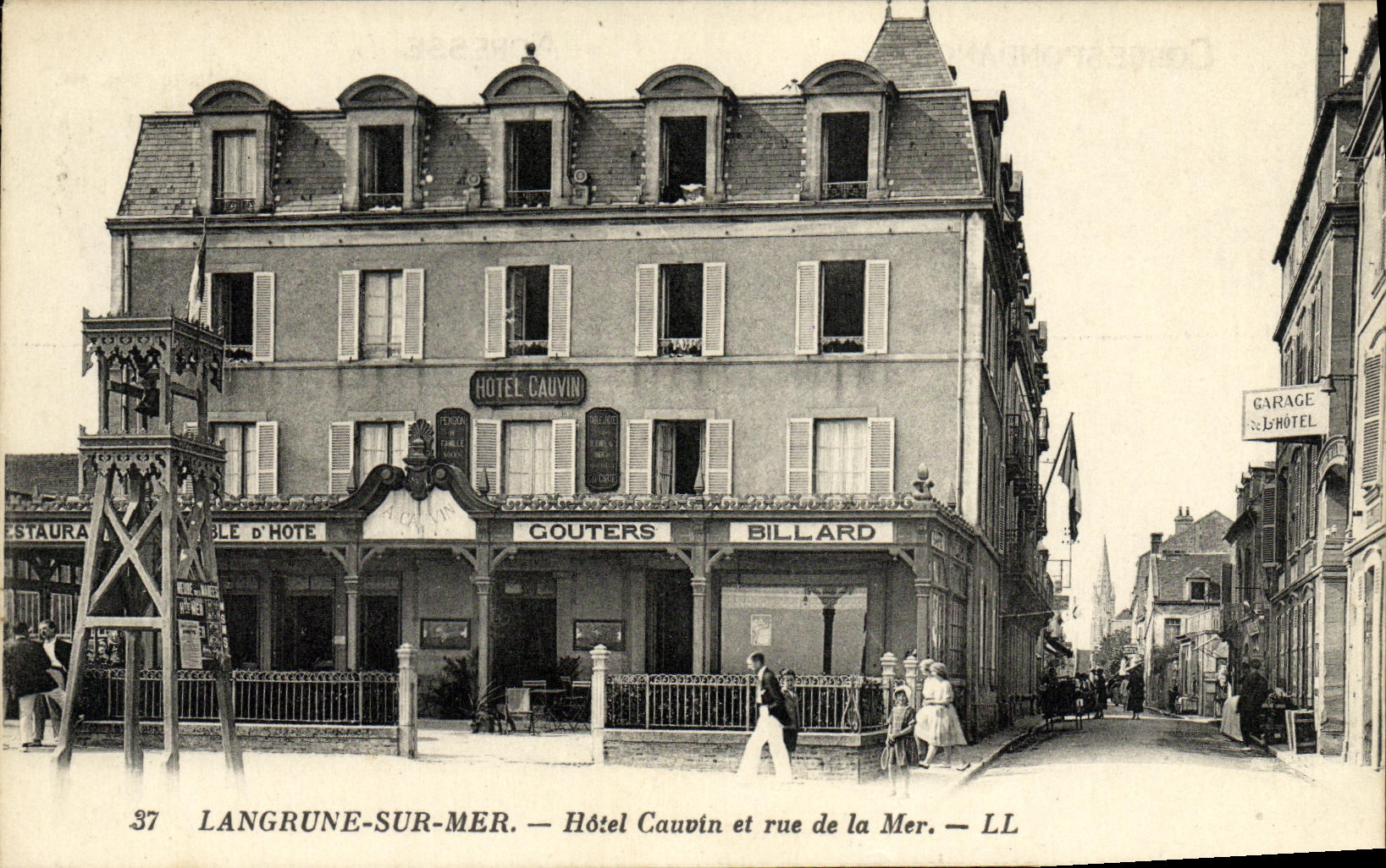 Langrune-sur-Mer — Hôtel Cauvin et rue de la Mer — LL