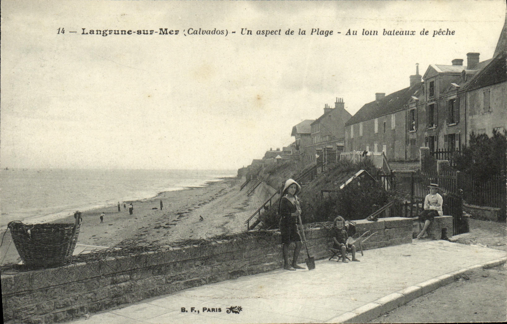 CPA Langrune Sur Mer Un Aspect de la Plage Au Loin Bateaux de peche