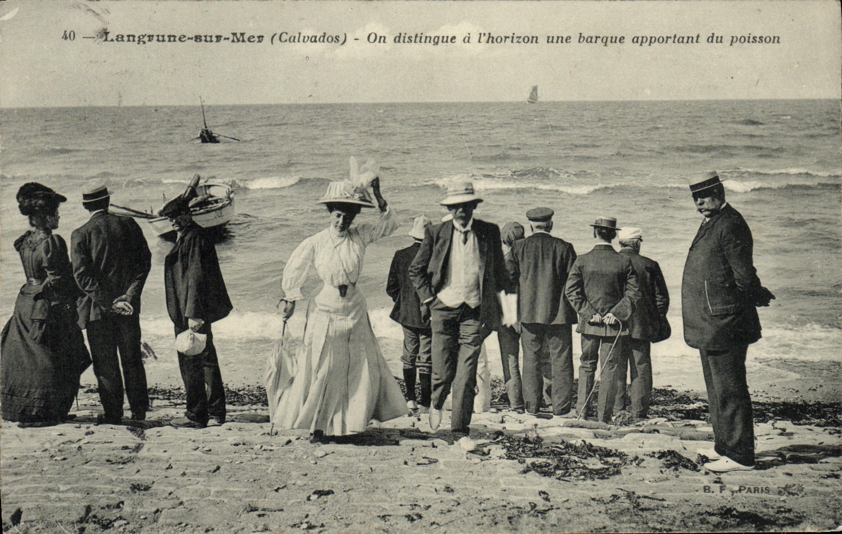 Langrune-sur-Mer (Calvados) — Vue de la plage avec groupe de personnes — B.F. Paris n°40