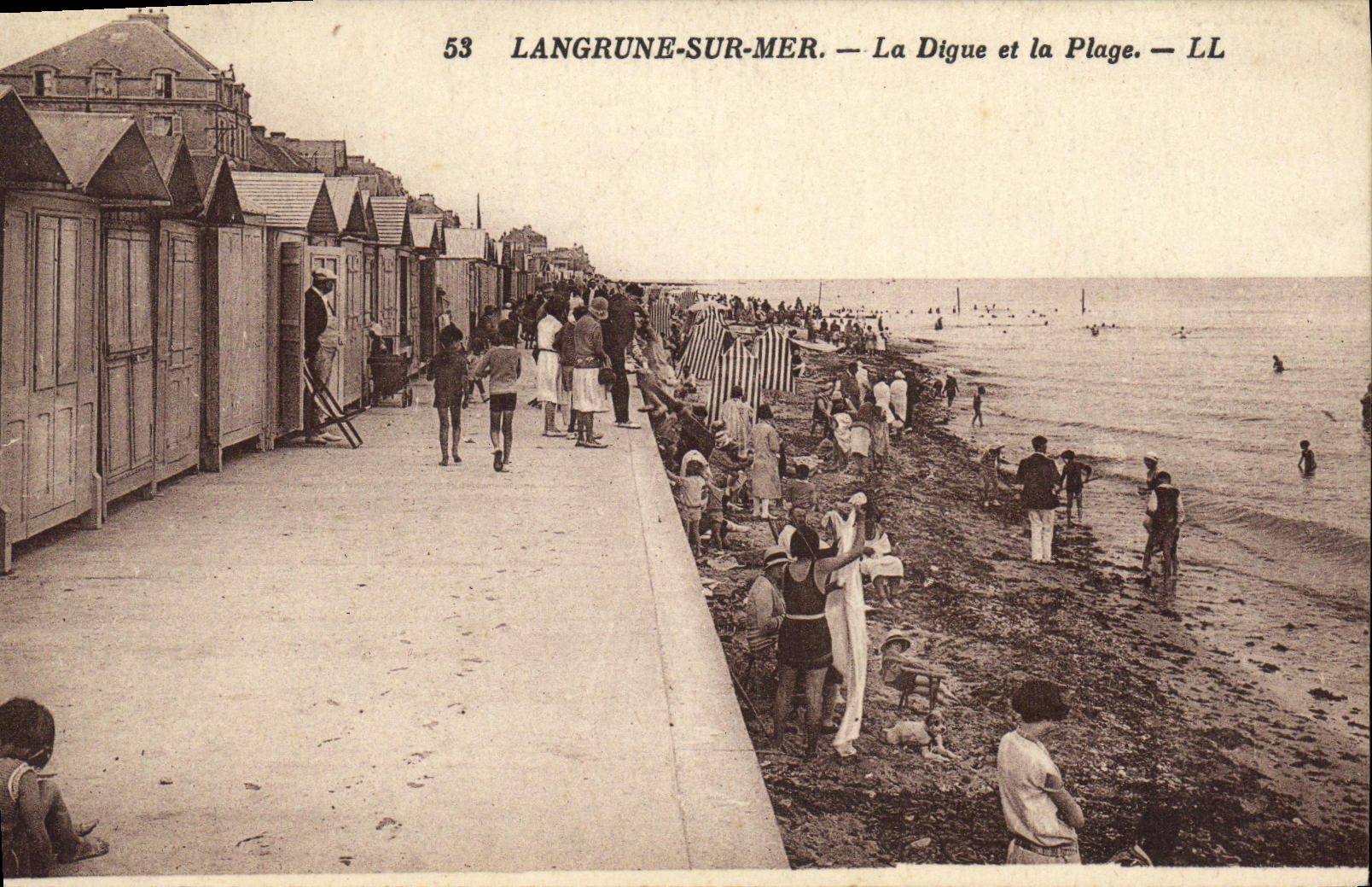 CPA Langrune Sur Mer La Digue et la Plage