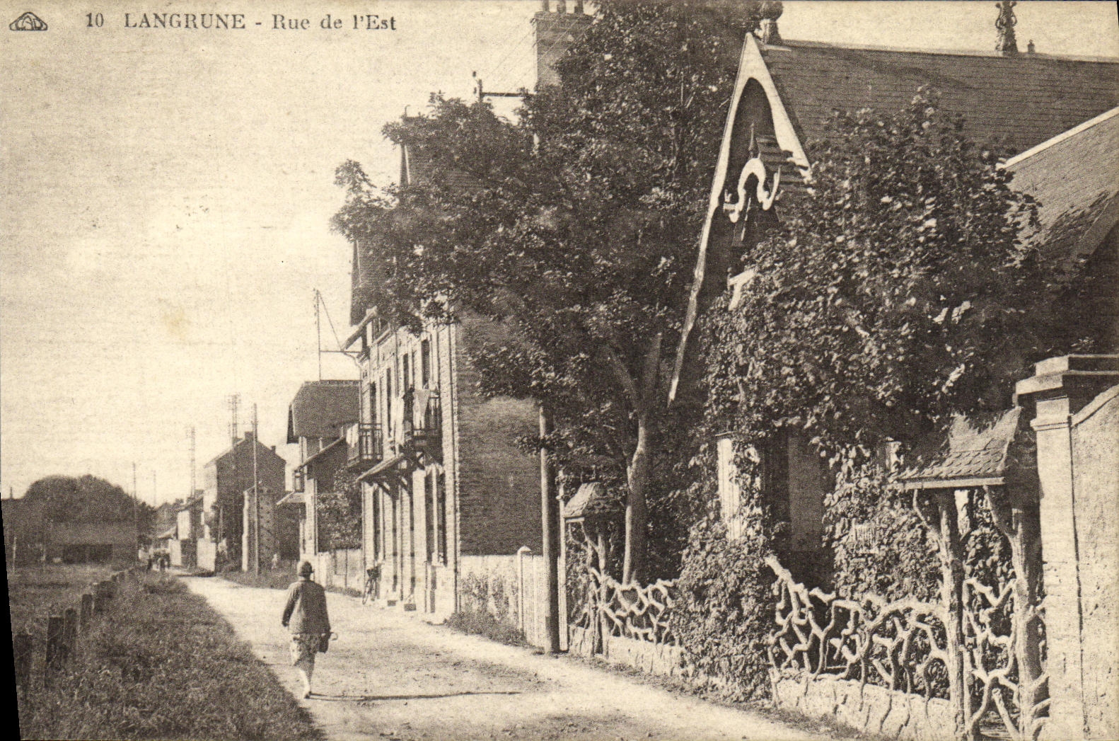 Langrune - Rue de l'Est — vue de la rue avec maison et arbre — éditeur non identifié, n° 10
