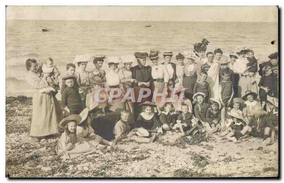 Groupe familial sur la plage — Éditeur non visible, n° de série non lisible
